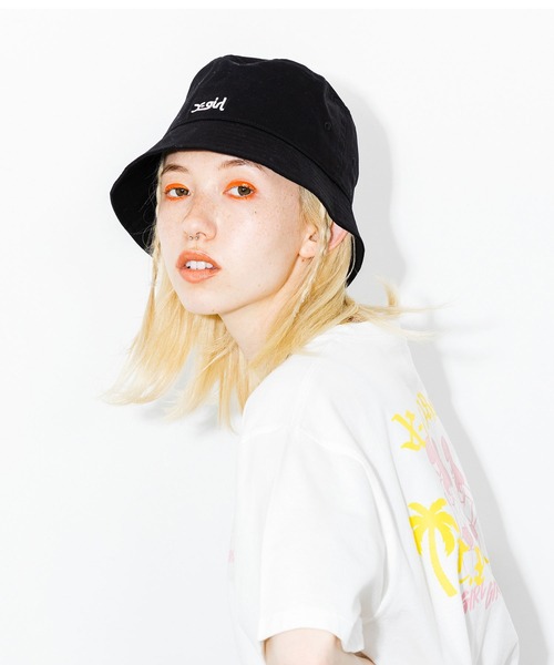 X-girl（エックスガール）の「MILLS LOGO BUCKET HAT（ハット・レディース・ホワイト/ブラック/グリーン・ONE SIZE）」の15枚目の写真