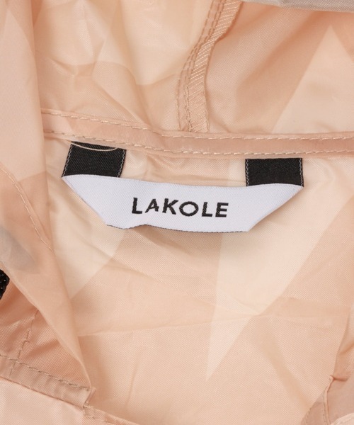 LAKOLE（ラコレ）の「ポーチ付きタイポパターンレインコート / 940999（レインコート/ポンチョ・レディース・ベージュ/ネイビー・MEDIUM/LARGE）」の13枚目の写真