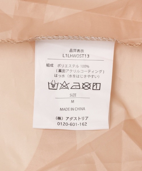 LAKOLE（ラコレ）の「ポーチ付きタイポパターンレインコート / 940999（レインコート/ポンチョ・レディース・ベージュ/ネイビー・MEDIUM/LARGE）」の6枚目の写真