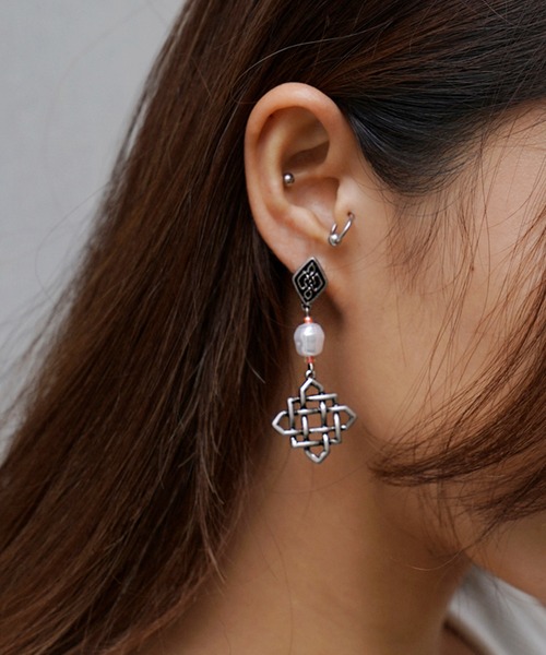 X-girl(エックスガール)の「GRID MOTIF EARRINGS(ピアス(両耳用)・レディース・シルバー/ゴールド・ONE SIZE)」の2枚目の写真