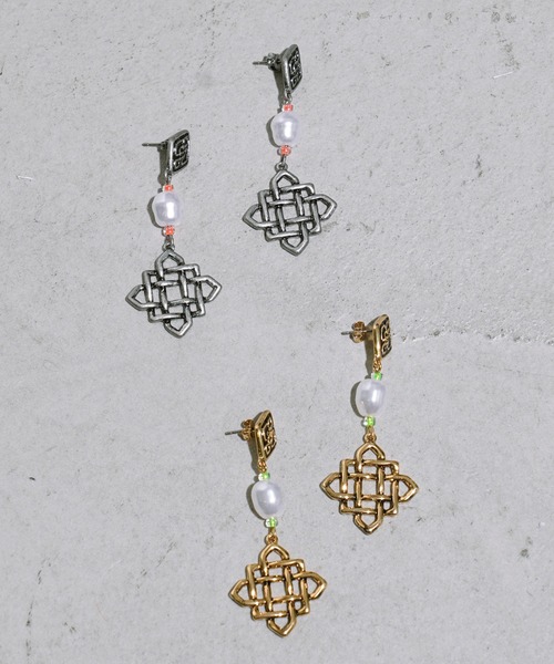 X-girl(エックスガール)の「GRID MOTIF EARRINGS(ピアス(両耳用)・レディース・シルバー/ゴールド・ONE SIZE)」の3枚目の写真