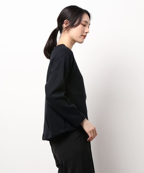 mizuiroind（ミズイロインド）の「mizuiro ind　ワッフルパターンクルーネックカーディガン（カーディガン/ボレロ・レディース・ブラック/オフホワイト/ネイビー・FREE）」の4枚目の写真