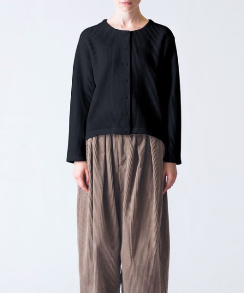 mizuiroind（ミズイロインド）の「mizuiro ind　ワッフルパターンクルーネックカーディガン（カーディガン/ボレロ・レディース・ブラック/オフホワイト/ネイビー・FREE）」の3枚目の写真