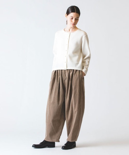 mizuiroind（ミズイロインド）の「mizuiro ind　ワッフルパターンクルーネックカーディガン（カーディガン/ボレロ・レディース・ブラック/オフホワイト/ネイビー・FREE）」の2枚目の写真