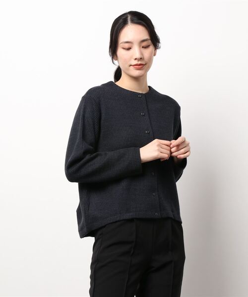 mizuiroind（ミズイロインド）の「mizuiro ind　ワッフルパターンクルーネックカーディガン（カーディガン/ボレロ・レディース・ブラック/オフホワイト/ネイビー・FREE）」の7枚目の写真