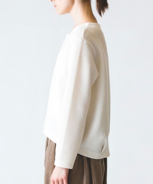 mizuiroind（ミズイロインド）の「mizuiro ind　ワッフルパターンクルーネックカーディガン（カーディガン/ボレロ・レディース・ブラック/オフホワイト/ネイビー・FREE）」の10枚目の写真