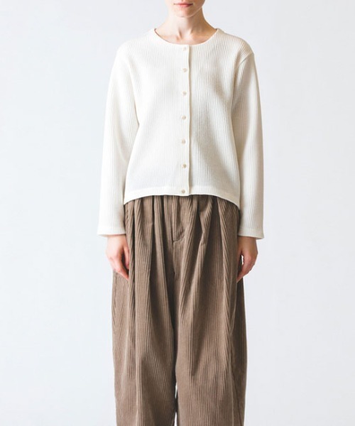 mizuiroind（ミズイロインド）の「mizuiro ind　ワッフルパターンクルーネックカーディガン（カーディガン/ボレロ・レディース・ブラック/オフホワイト/ネイビー・FREE）」の13枚目の写真