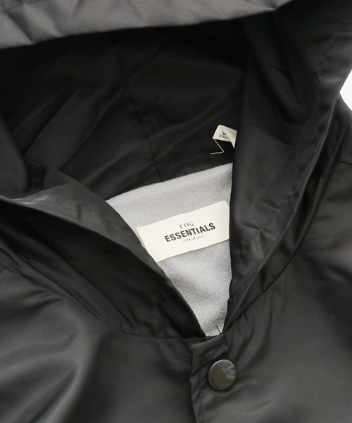 FOG ESSENTIALS(エフオージーエッセンシャルズ)の「ESSENTIALS/エッセンシャルズ FOG NYLON HOODIE JACKET フードコーチジャケット バックロゴプリント ナイロンジャケット ビッグシルエット(ナイロンジャケット・メンズ・ブラック・S/M)」の2枚目の写真