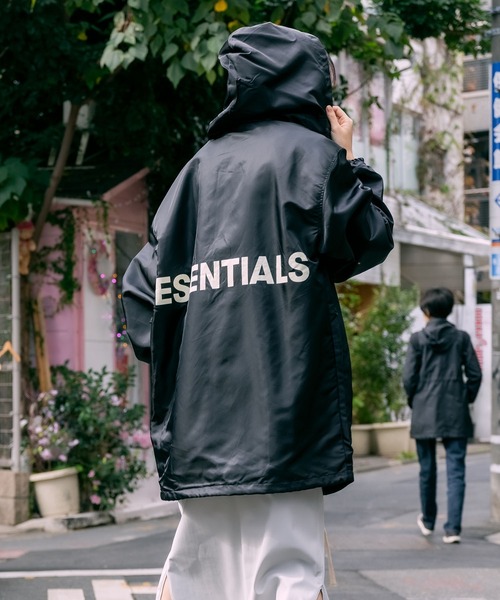 FOG ESSENTIALS(エフオージーエッセンシャルズ)の「ESSENTIALS/エッセンシャルズ FOG NYLON HOODIE JACKET フードコーチジャケット バックロゴプリント ナイロンジャケット ビッグシルエット(ナイロンジャケット・メンズ・ブラック・S/M)」の4枚目の写真