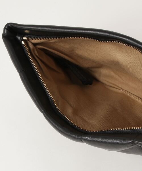 ALLSAINTS(オールセインツ)の「BETTINA LEATHER QUILTED CLUTCH BAG | BETTINA レザー キルト クラッチ バッグ(クラッチバッグ・レディース・ブラック・ONE SIZE)」の4枚目の写真