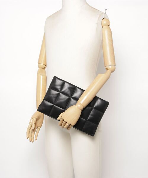 ALLSAINTS(オールセインツ)の「BETTINA LEATHER QUILTED CLUTCH BAG | BETTINA レザー キルト クラッチ バッグ(クラッチバッグ・レディース・ブラック・ONE SIZE)」の10枚目の写真