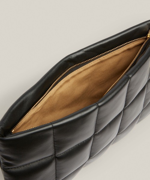 ALLSAINTS(オールセインツ)の「BETTINA LEATHER QUILTED CLUTCH BAG | BETTINA レザー キルト クラッチ バッグ(クラッチバッグ・レディース・ブラック・ONE SIZE)」の5枚目の写真