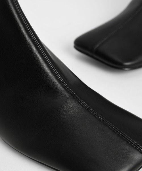 CHARLES & KEITH（チャールズ & キース）の「ステッチトリム スリッポンカーフブーツ / Stitch-Trim Slip-On Calf Boots（ブーツ・レディース・ブラック/ダークブラウン/サンドベージュ・22.5cm/23cm/23.5cm/24.5cm/25cm/25.5cm）」の13枚目の写真