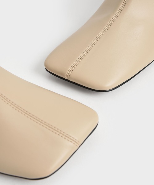 CHARLES & KEITH（チャールズ & キース）の「ステッチトリム スリッポンカーフブーツ / Stitch-Trim Slip-On Calf Boots（ブーツ・レディース・ブラック/ダークブラウン/サンドベージュ・22.5cm/23cm/23.5cm/24.5cm/25cm/25.5cm）」の9枚目の写真