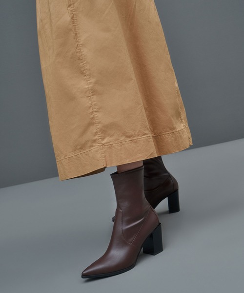 CHARLES & KEITH(チャールズ & キース)の「スランテッドブロックヒール アンクルブーツ / Slanted Block Heel Ankle Boots(ブーツ・レディース・ブラック/ダークブラウン/オフホワイト・23cm/23.5cm/24.5cm/25cm/25.5cm/22.5cm)」の17枚目の写真