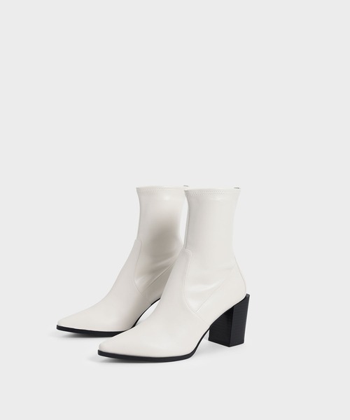 CHARLES & KEITH(チャールズ & キース)の「スランテッドブロックヒール アンクルブーツ / Slanted Block Heel Ankle Boots(ブーツ・レディース・ブラック/ダークブラウン/オフホワイト・23cm/23.5cm/24.5cm/25cm/25.5cm/22.5cm)」の5枚目の写真