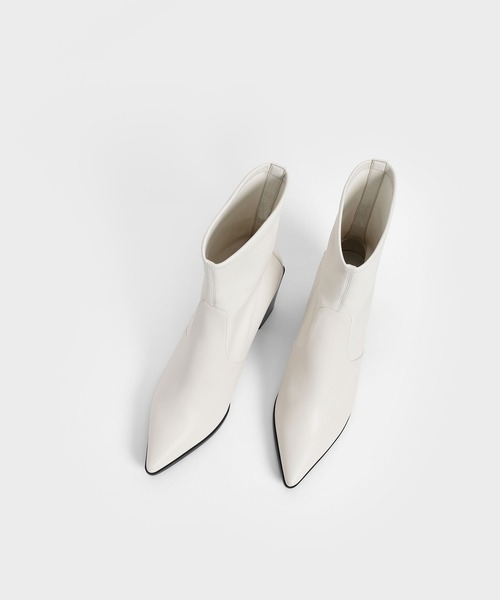 CHARLES & KEITH(チャールズ & キース)の「スランテッドブロックヒール アンクルブーツ / Slanted Block Heel Ankle Boots(ブーツ・レディース・ブラック/ダークブラウン/オフホワイト・23cm/23.5cm/24.5cm/25cm/25.5cm/22.5cm)」の9枚目の写真