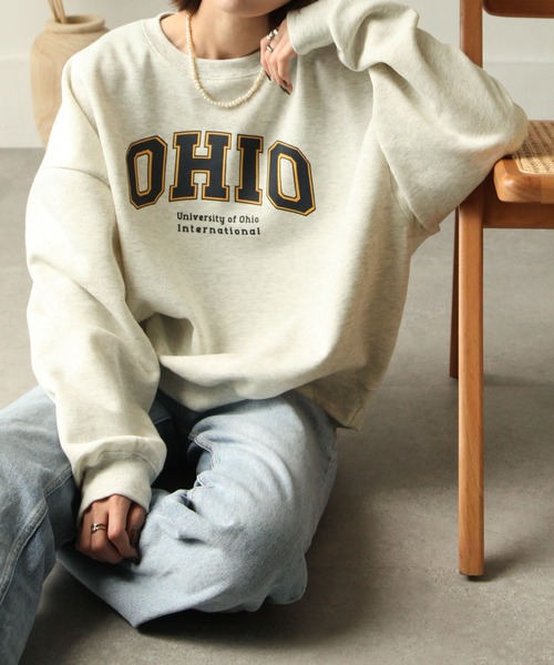 Chillfar（チルファー）の「裏起毛カレッジロゴプリントビッグシルエットスウェットトレーナー / オーバーサイズ（スウェット・レディース・ダークグリーン/グレー/アイボリー系1/チャコール/アイボリー系/オートミール・MEDIUM/LARGE）」の5枚目の写真