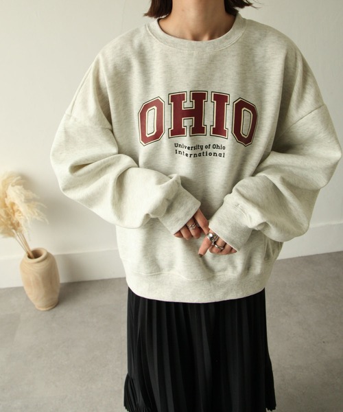 Chillfar（チルファー）の「裏起毛カレッジロゴプリントビッグシルエットスウェットトレーナー / オーバーサイズ（スウェット・レディース・ダークグリーン/グレー/アイボリー系1/チャコール/アイボリー系/オートミール・MEDIUM/LARGE）」の4枚目の写真