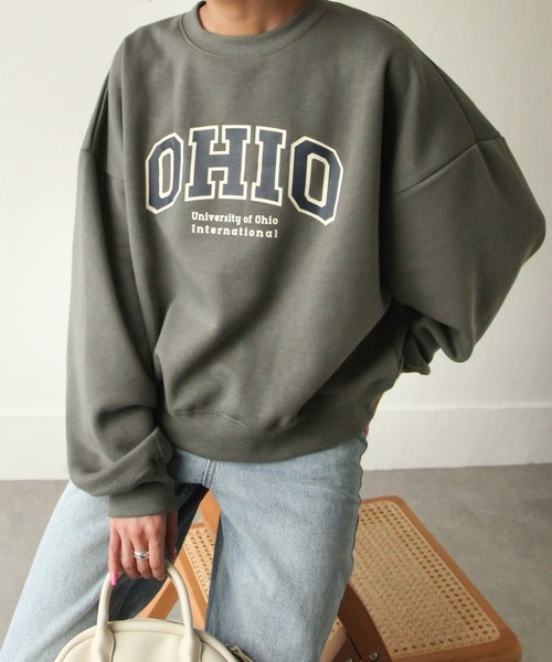 Chillfar（チルファー）の「裏起毛カレッジロゴプリントビッグシルエットスウェットトレーナー / オーバーサイズ（スウェット・レディース・ダークグリーン/グレー/アイボリー系1/チャコール/アイボリー系/オートミール・MEDIUM/LARGE）」の3枚目の写真