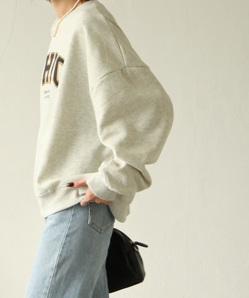 Chillfar（チルファー）の「裏起毛カレッジロゴプリントビッグシルエットスウェットトレーナー / オーバーサイズ（スウェット・レディース・ダークグリーン/グレー/アイボリー系1/チャコール/アイボリー系/オートミール・MEDIUM/LARGE）」の20枚目の写真