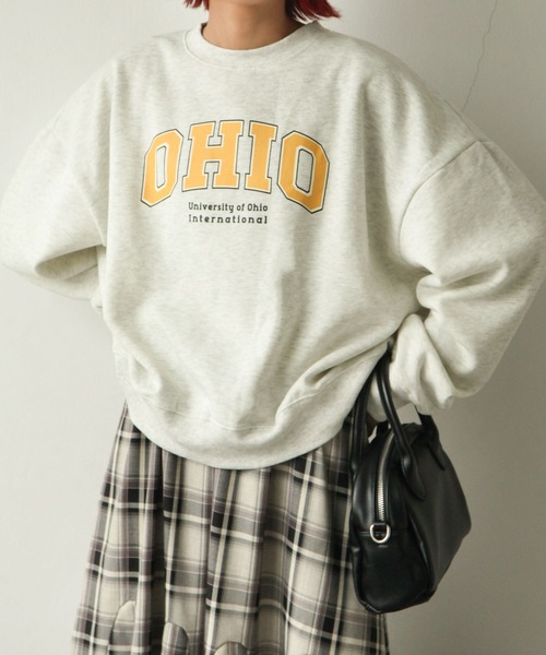 Chillfar（チルファー）の「裏起毛カレッジロゴプリントビッグシルエットスウェットトレーナー / オーバーサイズ（スウェット・レディース・ダークグリーン/グレー/アイボリー系1/チャコール/アイボリー系/オートミール・MEDIUM/LARGE）」の15枚目の写真