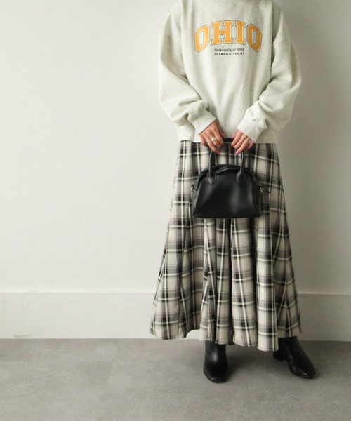 Chillfar（チルファー）の「裏起毛カレッジロゴプリントビッグシルエットスウェットトレーナー / オーバーサイズ（スウェット・レディース・ダークグリーン/グレー/アイボリー系1/チャコール/アイボリー系/オートミール・MEDIUM/LARGE）」の10枚目の写真