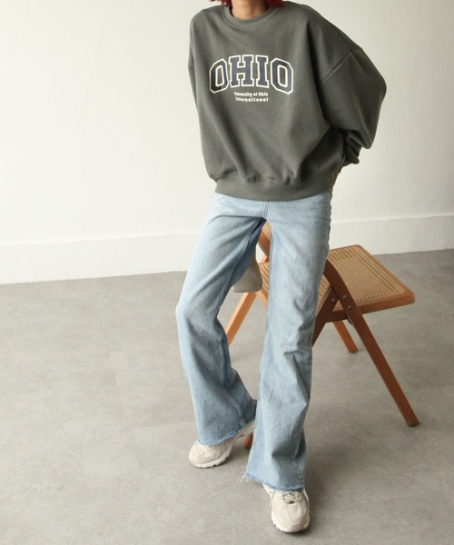 Chillfar（チルファー）の「裏起毛カレッジロゴプリントビッグシルエットスウェットトレーナー / オーバーサイズ（スウェット・レディース・ダークグリーン/グレー/アイボリー系1/チャコール/アイボリー系/オートミール・MEDIUM/LARGE）」の13枚目の写真