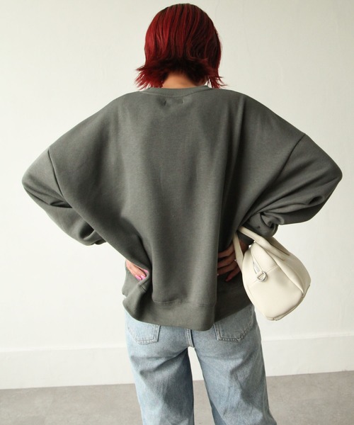 Chillfar（チルファー）の「裏起毛カレッジロゴプリントビッグシルエットスウェットトレーナー / オーバーサイズ（スウェット・レディース・ダークグリーン/グレー/アイボリー系1/チャコール/アイボリー系/オートミール・MEDIUM/LARGE）」の8枚目の写真