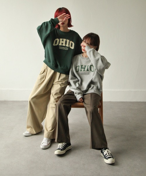 Chillfar（チルファー）の「裏起毛カレッジロゴプリントビッグシルエットスウェットトレーナー / オーバーサイズ（スウェット・レディース・ダークグリーン/グレー/アイボリー系1/チャコール/アイボリー系/オートミール・MEDIUM/LARGE）」の22枚目の写真