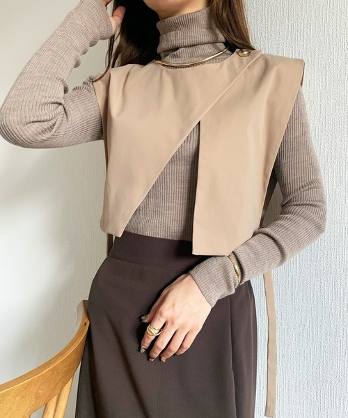 callautia（カラウティア）の「サイドベルトショートベスト（ベスト