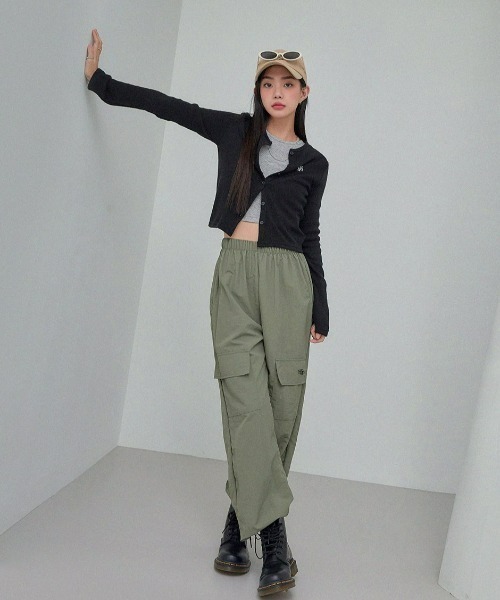muahmuah（ムーアムーア）の「A'GEM/9 × .kom『muah muah/ムーアムーア』BALLOON FIT WIDE CARGO BANDING PANTS/バルーンフィットワイドカーゴパンツ（カーゴパンツ・レディース・ブラック/カーキ・FREE）」の3枚目の写真