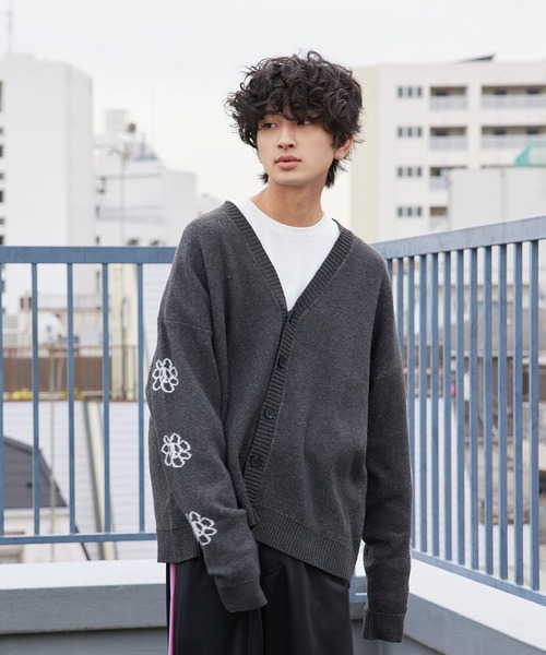 re_k by JUNRED（レクバイジュンレッド）の「re_k by JUNRED / ピースデイジージャガードニットカーディガン（カーディガン/ボレロ・メンズ・チャコールグレー/ライトグレー/サックスブルー・S/M/L）」の4枚目の写真