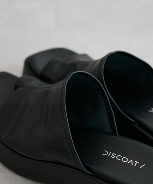 DISCOAT(ディスコート)の「ストレッチトング厚底ミュールサンダル(サンダル・レディース・ブラック/アイボリー・MEDIUM/LARGE)」の10枚目の写真