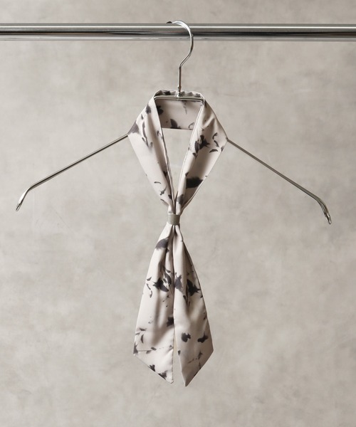 welise（ウェライズ）の「【welise/ウェライズ】シルクタッチ 総柄スカーフ（バンダナ/スカーフ・メンズ・ブラック系その他/グレー系その他/ブラウン系その他/ベージュ系その他/グリーン系その他/ブルー系その他/ブルーグレー/レッド系その他/グリーン系その他2/グレイッシュベージュ/カーキ/ホワイト系その他/ベージュ系その他2/ブラック系その他2/ベージュ×ブラック/オリーブ/マルチ/ブラック系その他3/ブラック系その他4/ブラック系その他5/ホワイト系その他2・FREE）」の3枚目の写真