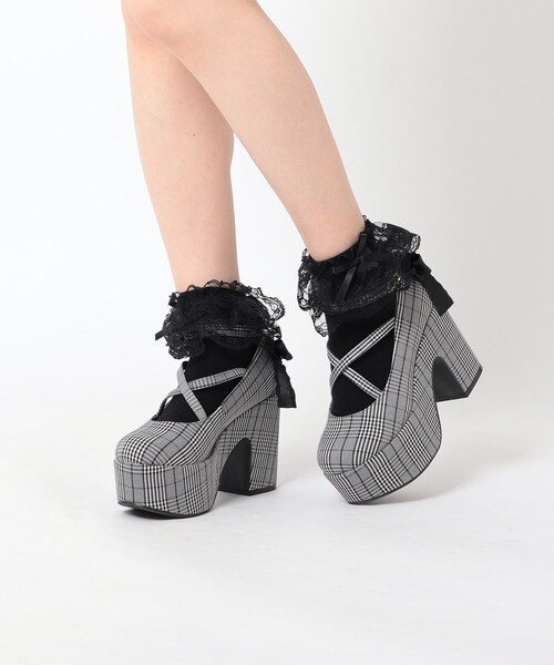 cs T&P（シーエスティーアンドピー）の「ハートビジュ―付フリルリボン厚底パンプス（パンプス・レディース・ホワイト系2/ブラック系1/ブラック系8/ダークブラウン系1・S/M/L/LL）」の9枚目の写真