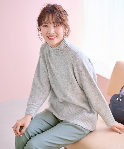 ANY SIS(エニィスィス)の「【大人百花掲載 ヨンアさん着用】ハイネックバックポイント ニット(ニット/セーター・レディース・スカイブルー系/ピンク系/黄土色系/ライトグレー系/ライトイエロー系/アイボリー系・2)」の2枚目の写真