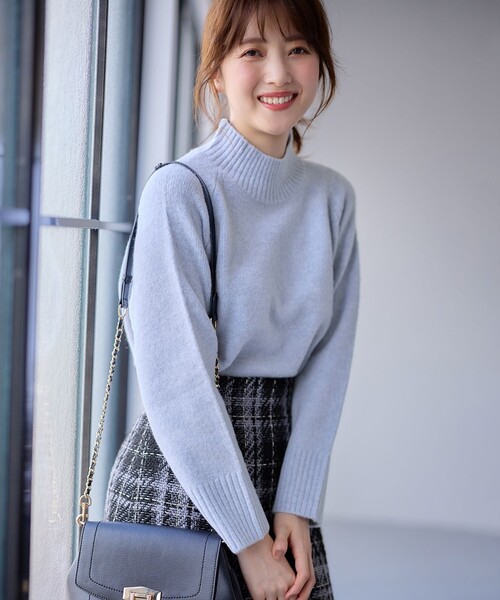 ANY SIS(エニィスィス)の「【大人百花掲載 ヨンアさん着用】ハイネックバックポイント ニット(ニット/セーター・レディース・スカイブルー系/ピンク系/黄土色系/ライトグレー系/ライトイエロー系/アイボリー系・2)」の5枚目の写真