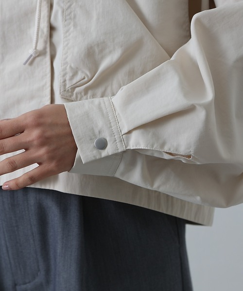 COLONY 2139（コロニートゥーワンスリーナイン）の「スタンドカラーショートミリタリージャケット（ミリタリージャケット・レディース・アイボリー/ブラック/グレイッシュベージュ・FREE）」の5枚目の写真