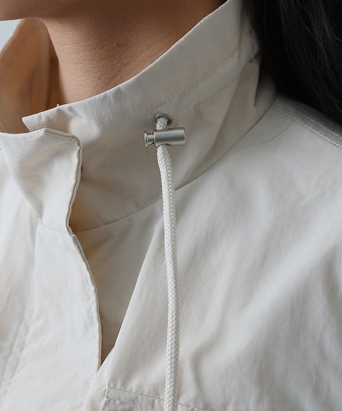 COLONY 2139（コロニートゥーワンスリーナイン）の「スタンドカラーショートミリタリージャケット（ミリタリージャケット・レディース・アイボリー/ブラック/グレイッシュベージュ・FREE）」の9枚目の写真