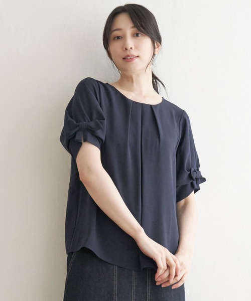 IKKA LOUNGE(イッカラウンジ)の「ドライタッチ袖タックブラウス(シャツ/ブラウス・レディース・オフホワイト/ライラック/ネイビー・M/L/S)」の1枚目の写真