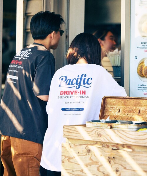 FREAK'S STORE(フリークスストア)の「限定展開 Pacific DRIVE-IN×FREAK'S STORE/パシフィックドライブイン 別注 ビッグシルエット バックプリント クルーネックTシャツ(Tシャツ/カットソー・メンズ・ネイビー/オフホワイト/ピンク/ホワイト/ブラック・SMALL/MEDIUM/LARGE)」の18枚目の写真