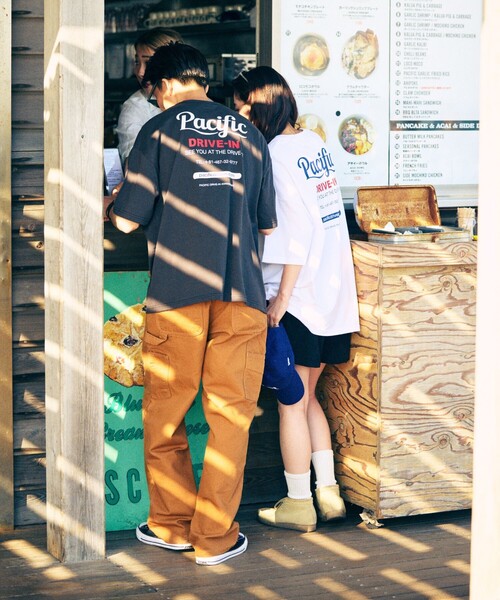 FREAK'S STORE(フリークスストア)の「限定展開 Pacific DRIVE-IN×FREAK'S STORE/パシフィックドライブイン 別注 ビッグシルエット バックプリント クルーネックTシャツ(Tシャツ/カットソー・メンズ・ネイビー/オフホワイト/ピンク/ホワイト/ブラック・SMALL/MEDIUM/LARGE)」の21枚目の写真