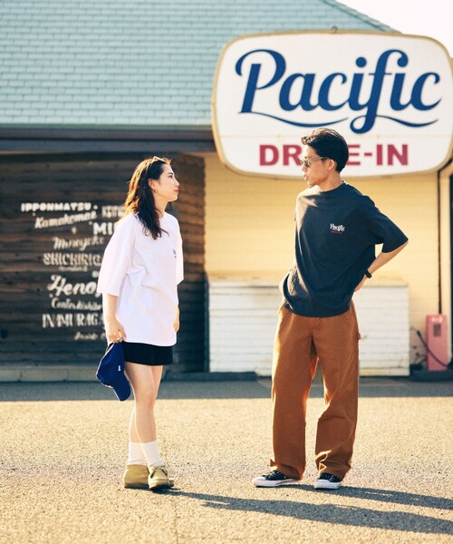 FREAK'S STORE(フリークスストア)の「限定展開 Pacific DRIVE-IN×FREAK'S STORE/パシフィックドライブイン 別注 ビッグシルエット バックプリント クルーネックTシャツ(Tシャツ/カットソー・メンズ・ネイビー/オフホワイト/ピンク/ホワイト/ブラック・SMALL/MEDIUM/LARGE)」の6枚目の写真