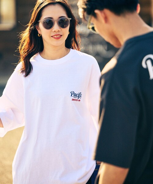 FREAK'S STORE(フリークスストア)の「限定展開 Pacific DRIVE-IN×FREAK'S STORE/パシフィックドライブイン 別注 ビッグシルエット バックプリント クルーネックTシャツ(Tシャツ/カットソー・メンズ・ネイビー/オフホワイト/ピンク/ホワイト/ブラック・SMALL/MEDIUM/LARGE)」の15枚目の写真