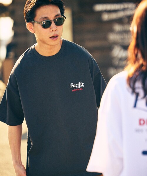 FREAK'S STORE(フリークスストア)の「限定展開 Pacific DRIVE-IN×FREAK'S STORE/パシフィックドライブイン 別注 ビッグシルエット バックプリント クルーネックTシャツ(Tシャツ/カットソー・メンズ・ネイビー/オフホワイト/ピンク/ホワイト/ブラック・SMALL/MEDIUM/LARGE)」の16枚目の写真