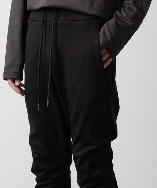 ATTACHMENT（アタッチメント）の「CO/PE ダブルニット スリーディメンショナル ジョガーパンツ / CO/PE DOUBLE KNIT THREE DIMENSIONAL JOGGER PANTS（スウェットパンツ・メンズ・ブラック/グレー/ダークグレー・3/2/1）」の4枚目の写真