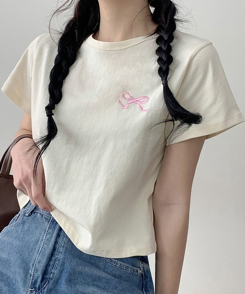 Ulysses（ユリシス）の「リボン刺繍クロップドTシャツ（Tシャツ/カットソー・レディース・ベージュ/ネイビー/ホワイト/グレー・F）」の3枚目の写真
