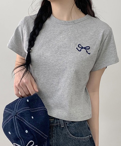 Ulysses（ユリシス）の「リボン刺繍クロップドTシャツ（Tシャツ/カットソー・レディース・ベージュ/ネイビー/ホワイト/グレー・F）」の2枚目の写真