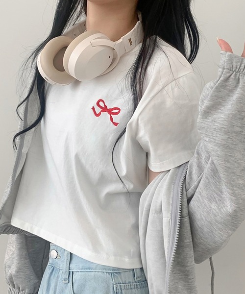 Ulysses（ユリシス）の「リボン刺繍クロップドTシャツ（Tシャツ/カットソー・レディース・ベージュ/ネイビー/ホワイト/グレー・F）」の8枚目の写真